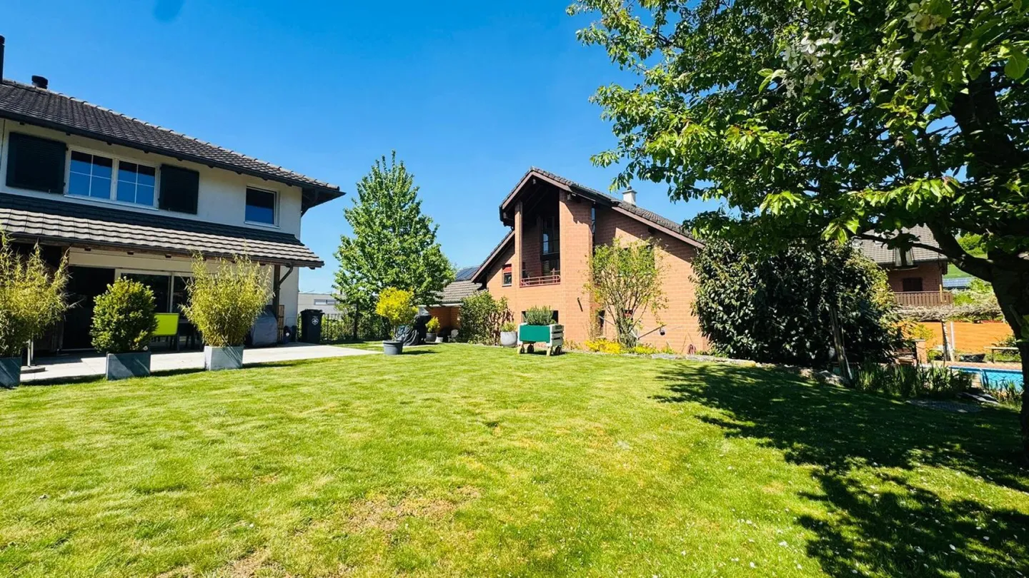 Maison de ville d'angle 4,5 pièces avec jardin, garage, place de parking et four à pizza à Giebenach - Photo 17 sur 26