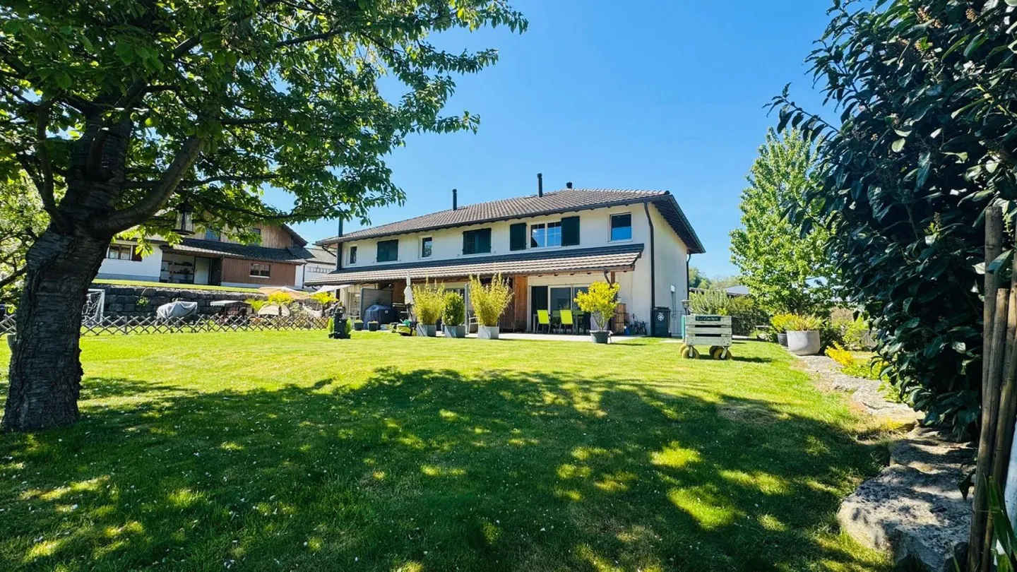 Maison de ville d'angle 4,5 pièces avec jardin, garage, place de parking et four à pizza à Giebenach - Photo 18 sur 26