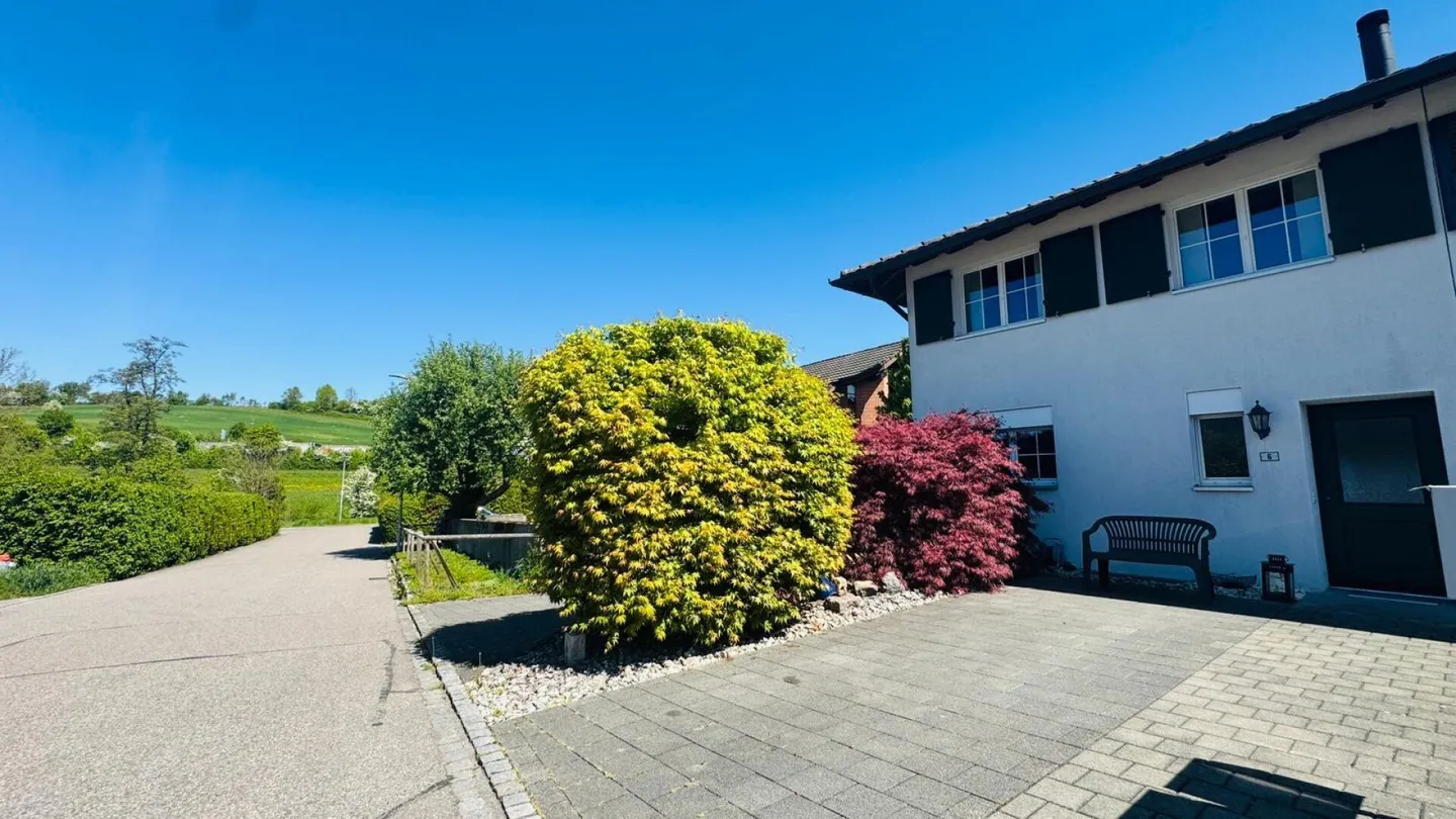 Maison de ville d'angle 4,5 pièces avec jardin, garage, place de parking et four à pizza à Giebenach - Photo 19 sur 26