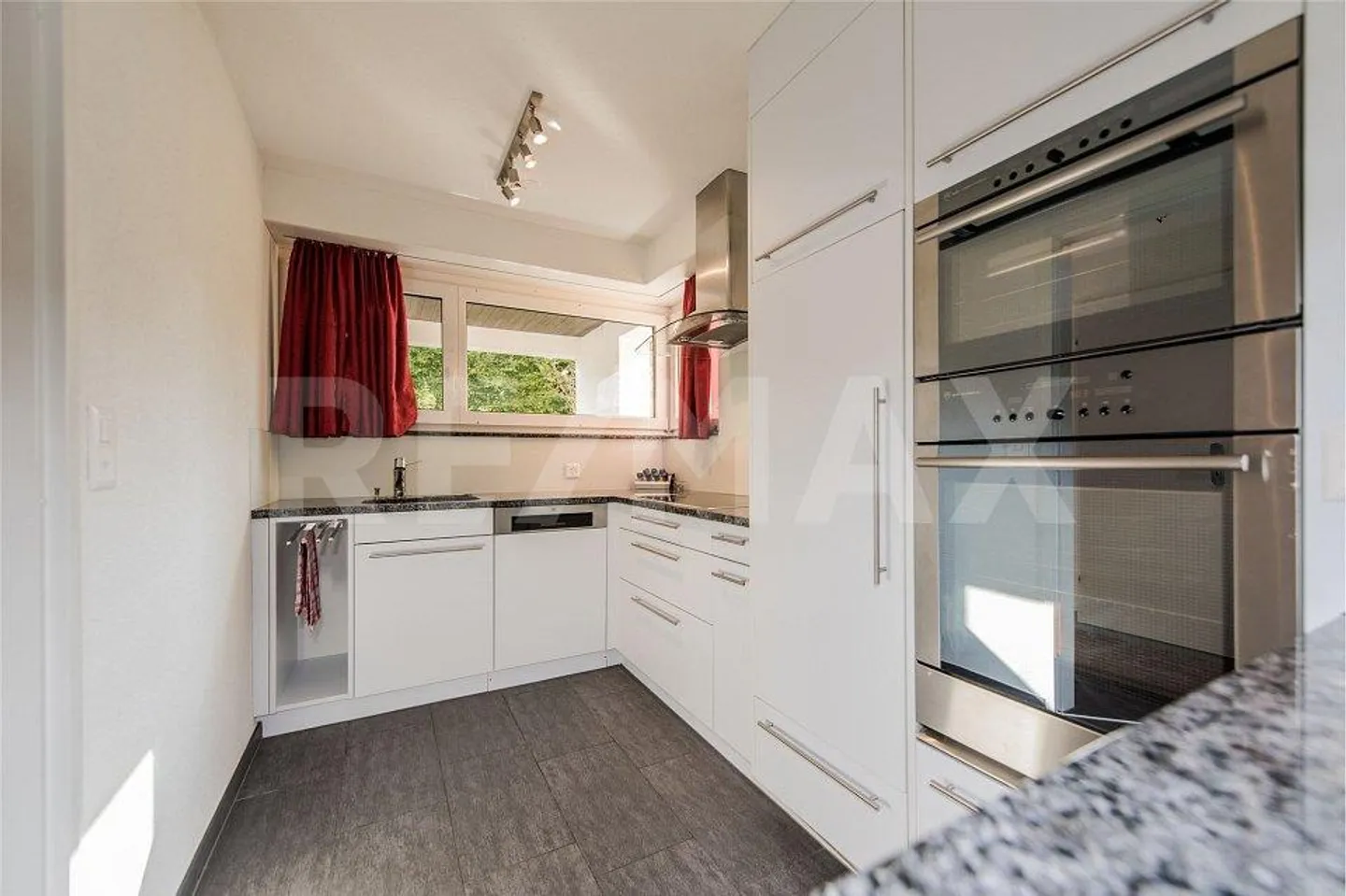 Casa a schiera soleggiata di 5 ½ locali in una posizione molto tranquilla - Foto 4 di 12