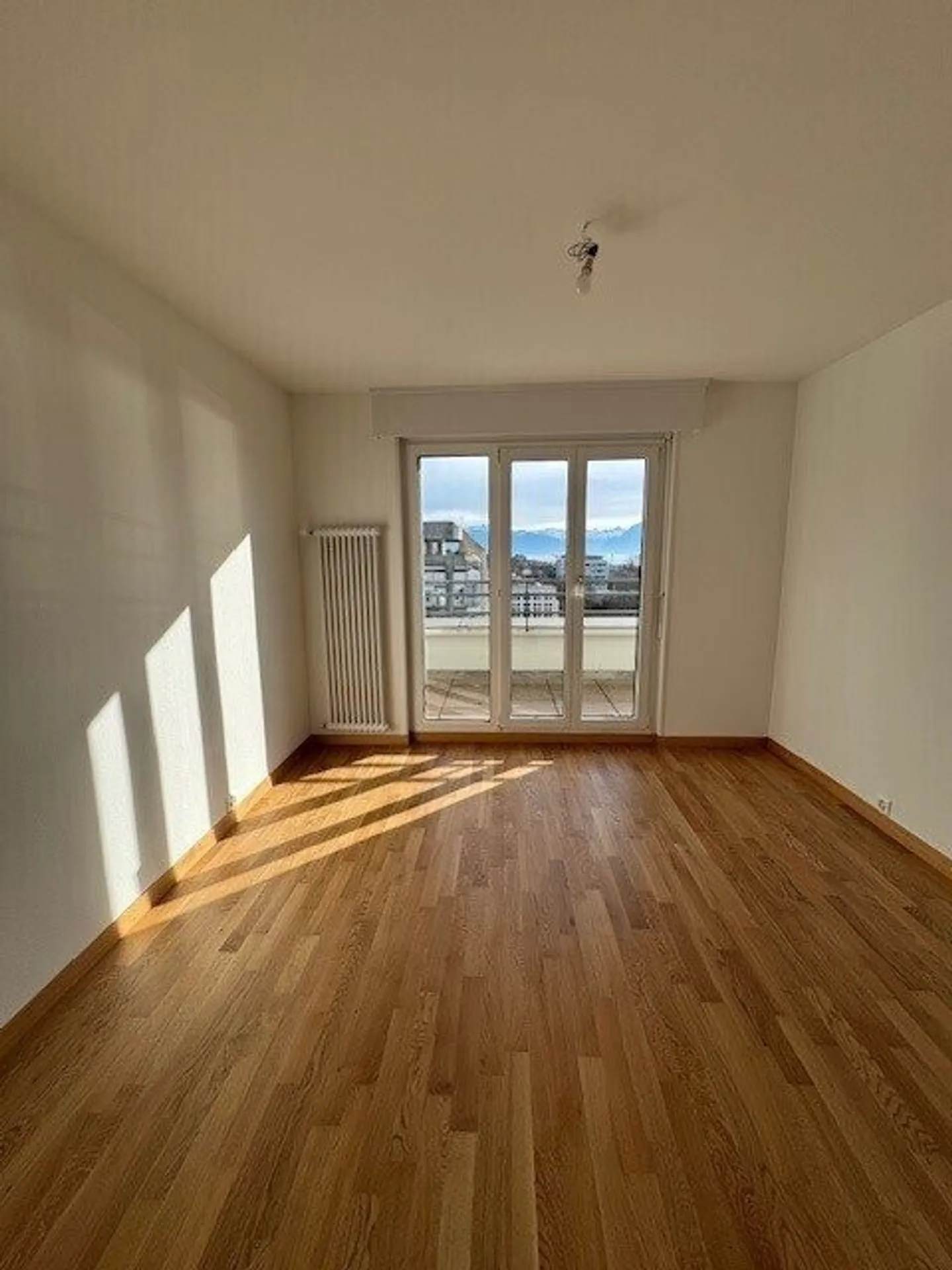 A stone's throw from the Lake and the city center. - Photo 6 of 12