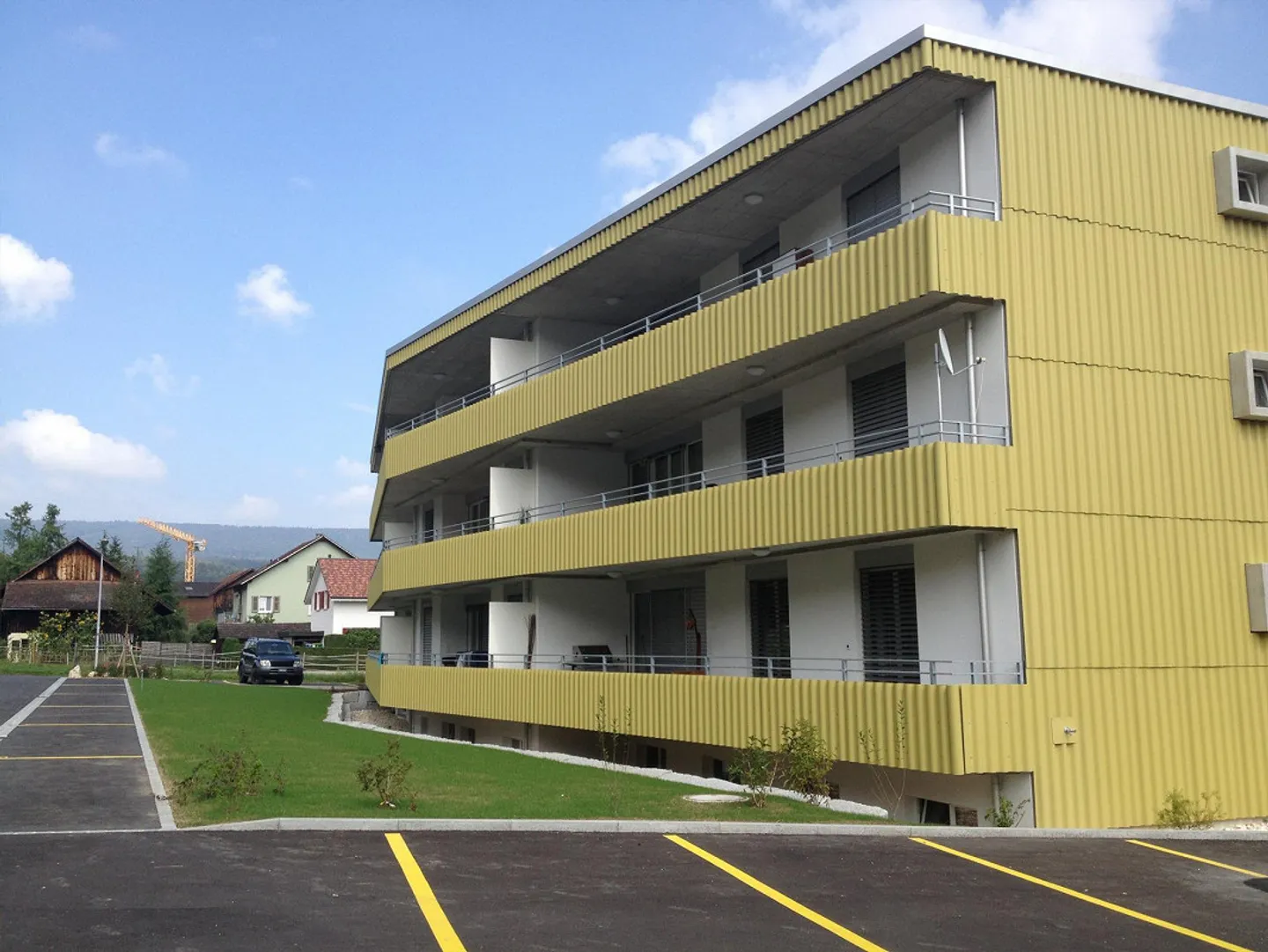 Bellissimo, tranquillo appartamento di 3,5 stanze all'ultimo piano con ampio balcone - Foto 1 di 14