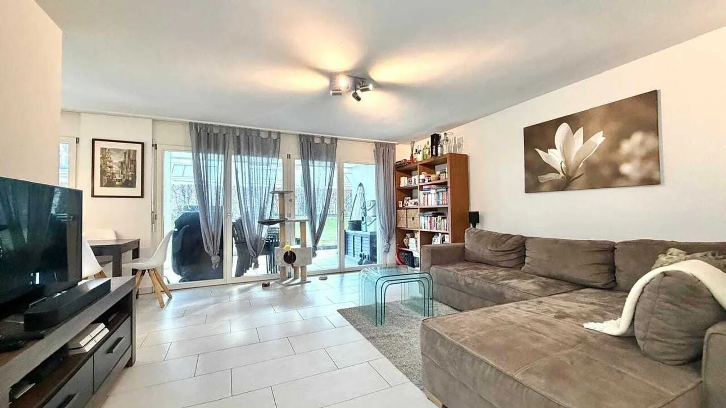 Attractive and bright 2.5-room garden apartment with underground parking - Photo 1 of 9