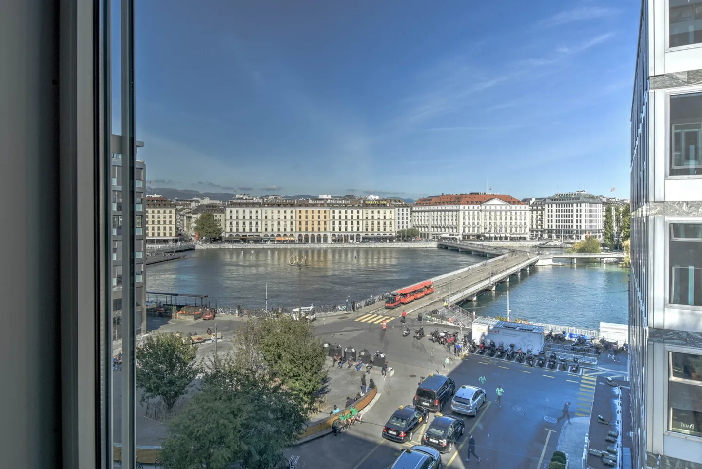 Rue du Rhône vue Rade - bureaux de 800 m2 - Photo 1 sur 4