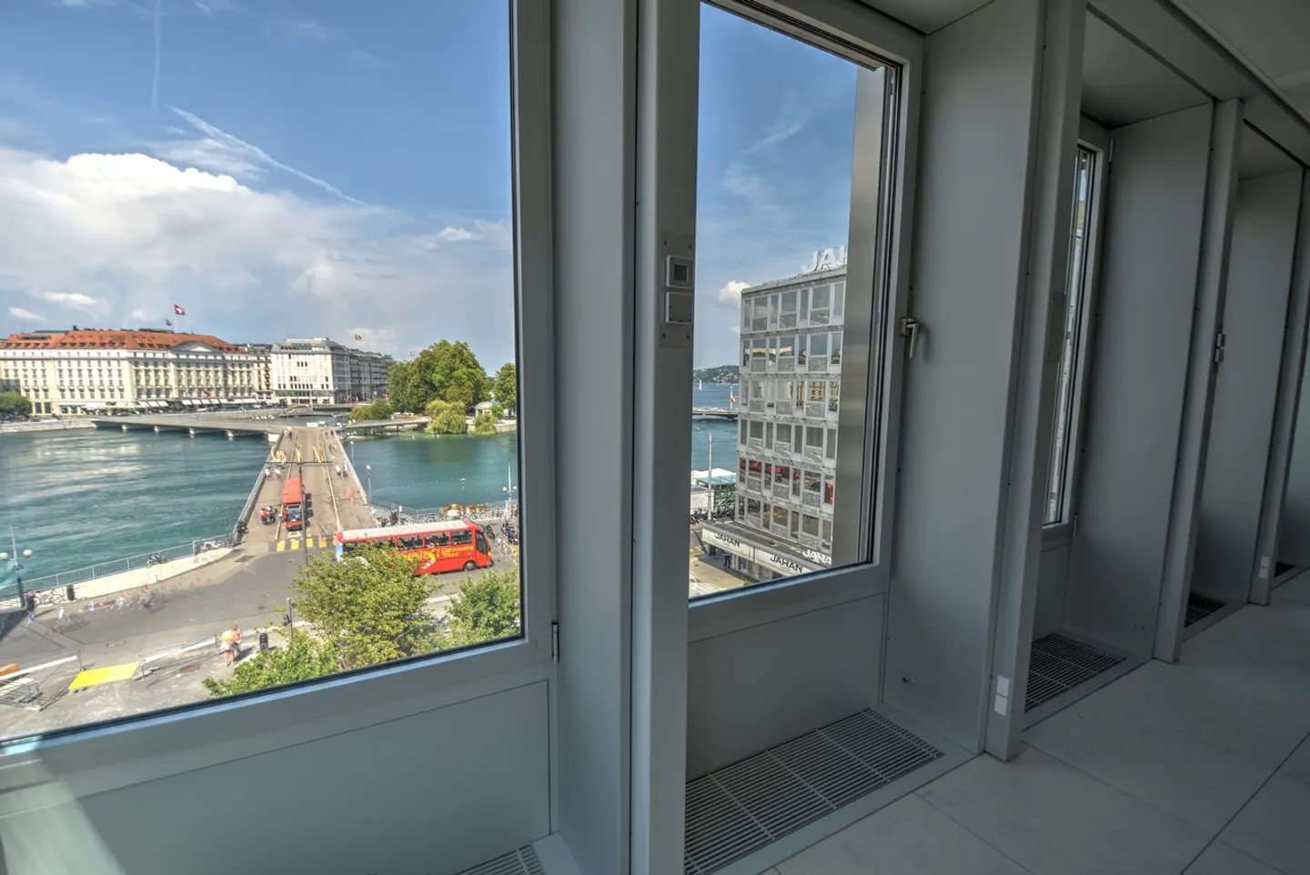 Rue du Rhône vue Rade - bureaux de 800 m2 - Photo 2 sur 4