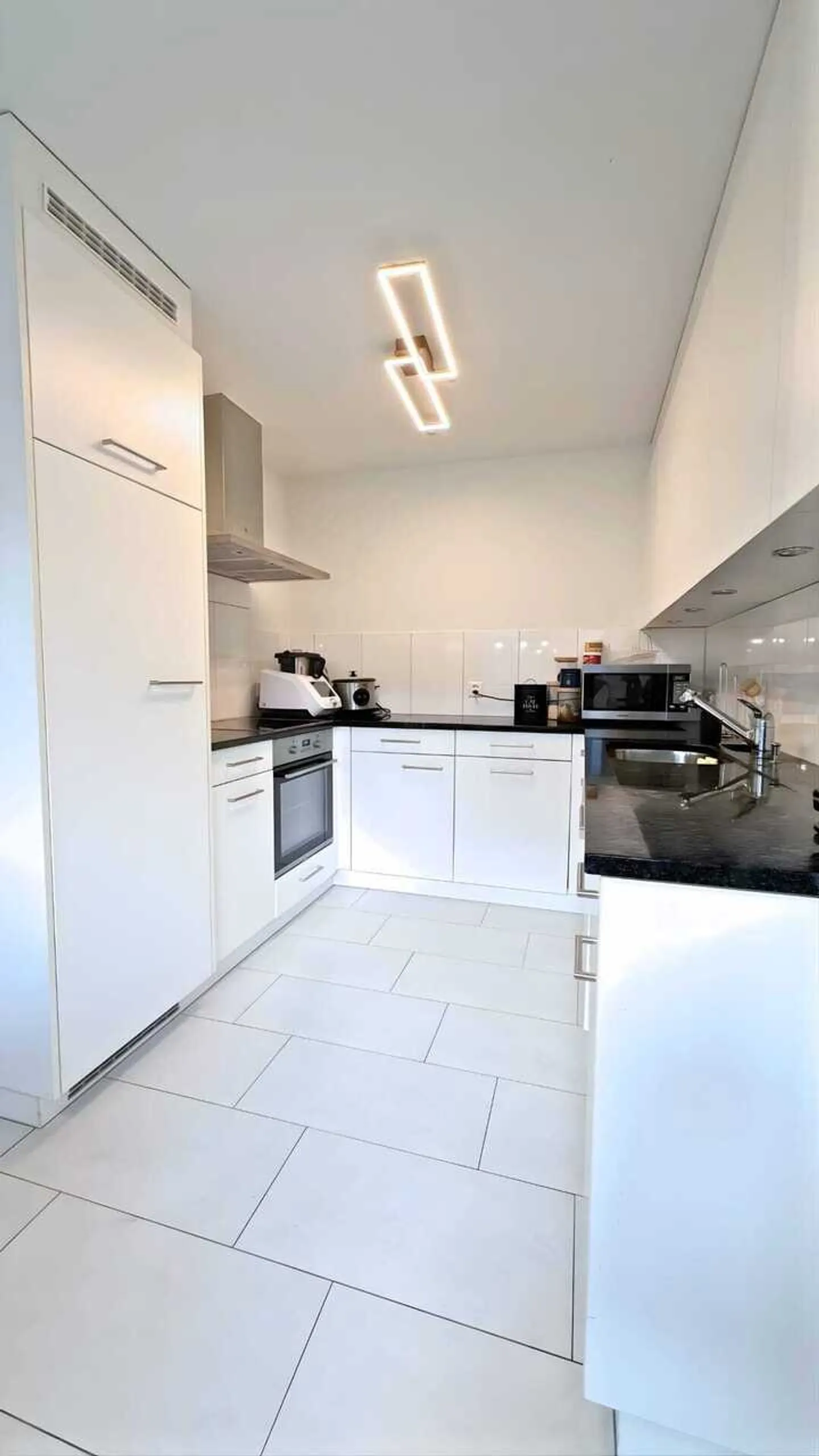 Attractive and bright 2.5-room garden apartment with underground parking - Photo 2 of 9