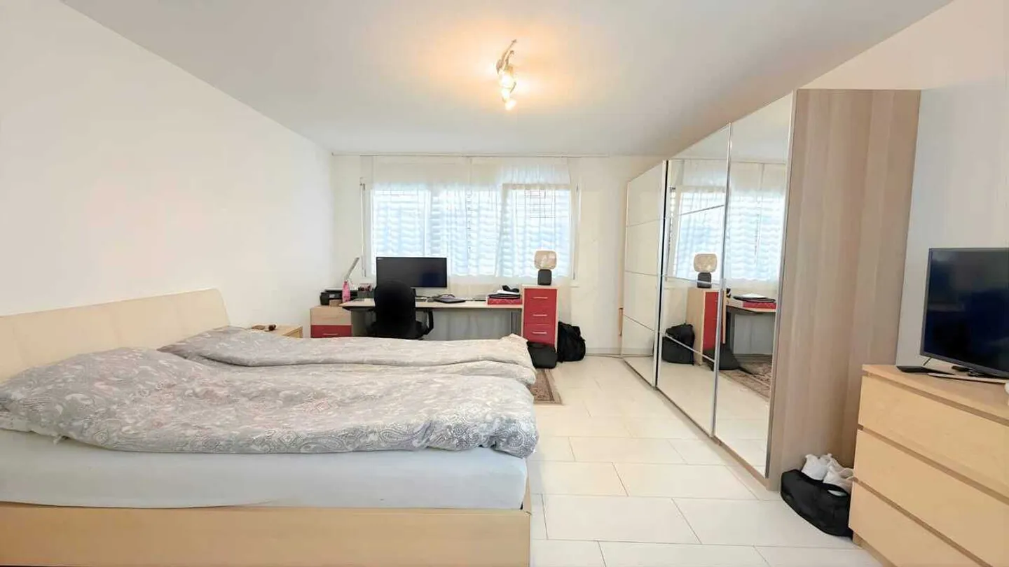 Attractive and bright 2.5-room garden apartment with underground parking - Photo 3 of 9