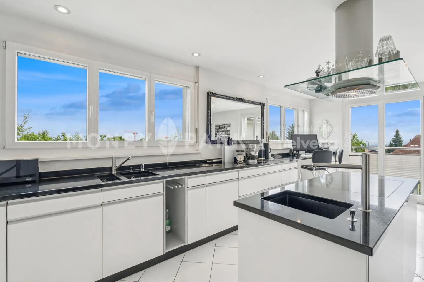 Living with a View - Well-maintained 5.5-room house on Pfannenstiel - Photo 7 of 14