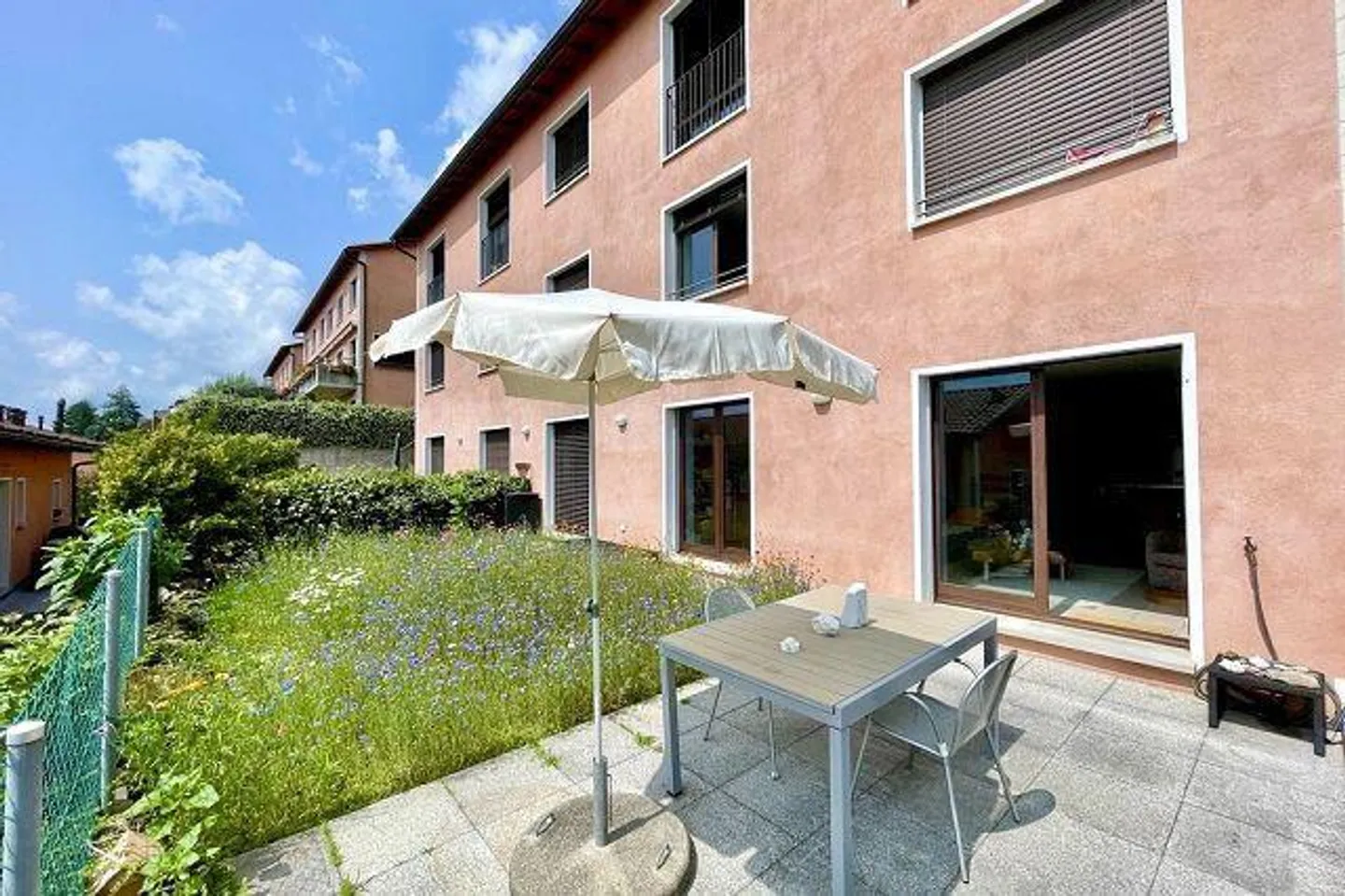 Appartement 3 1/2 au rez-de-chaussée avec terrasse et prairie fleurie avec vue sur le lac - Photo 1 sur 23