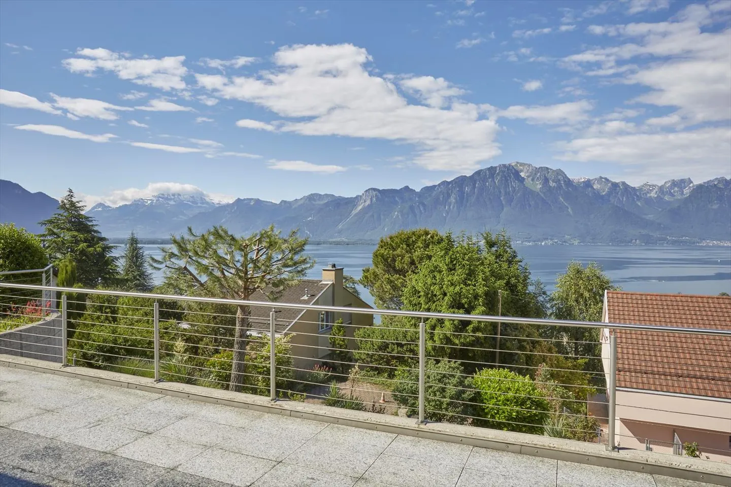 Magnifica villa familiare di 6 stanze con vista mozzafiato - Foto 1 di 13