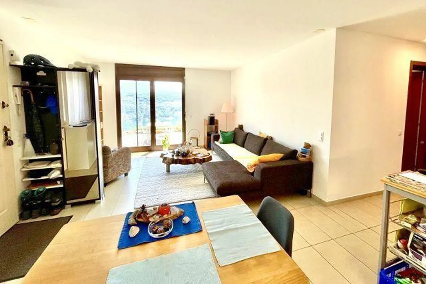 Appartement 3 1/2 au rez-de-chaussée avec terrasse et prairie fleurie avec vue sur le lac - Photo 2 sur 23