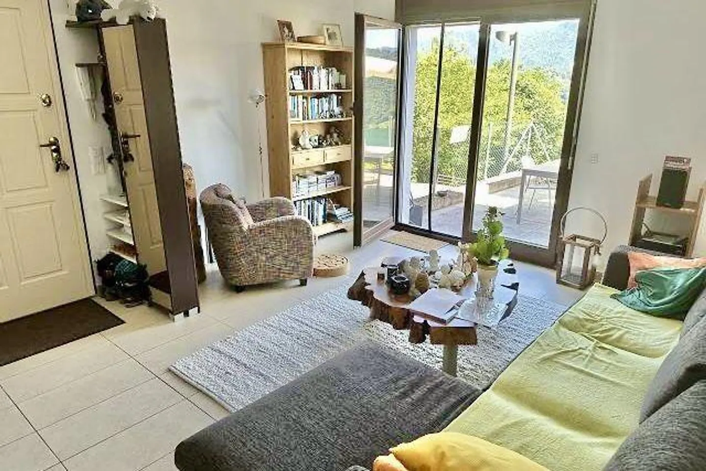 Appartement 3 1/2 au rez-de-chaussée avec terrasse et prairie fleurie avec vue sur le lac - Photo 3 sur 23