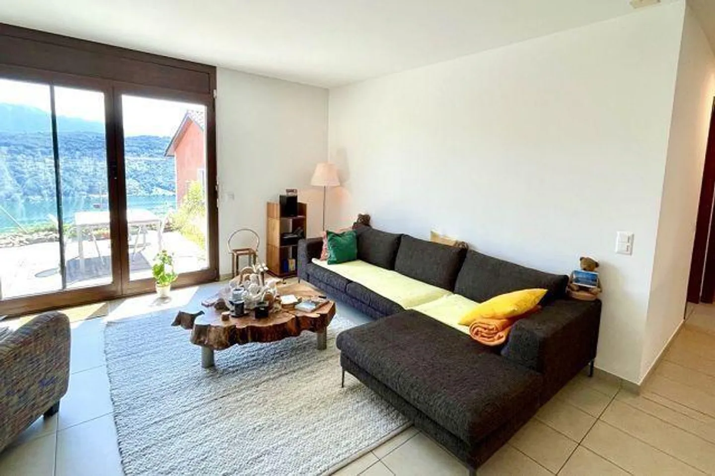 Appartement 3 1/2 au rez-de-chaussée avec terrasse et prairie fleurie avec vue sur le lac - Photo 4 sur 23