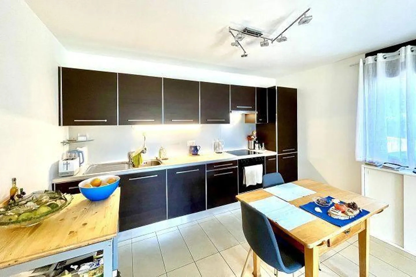 Appartement 3 1/2 au rez-de-chaussée avec terrasse et prairie fleurie avec vue sur le lac - Photo 8 sur 23