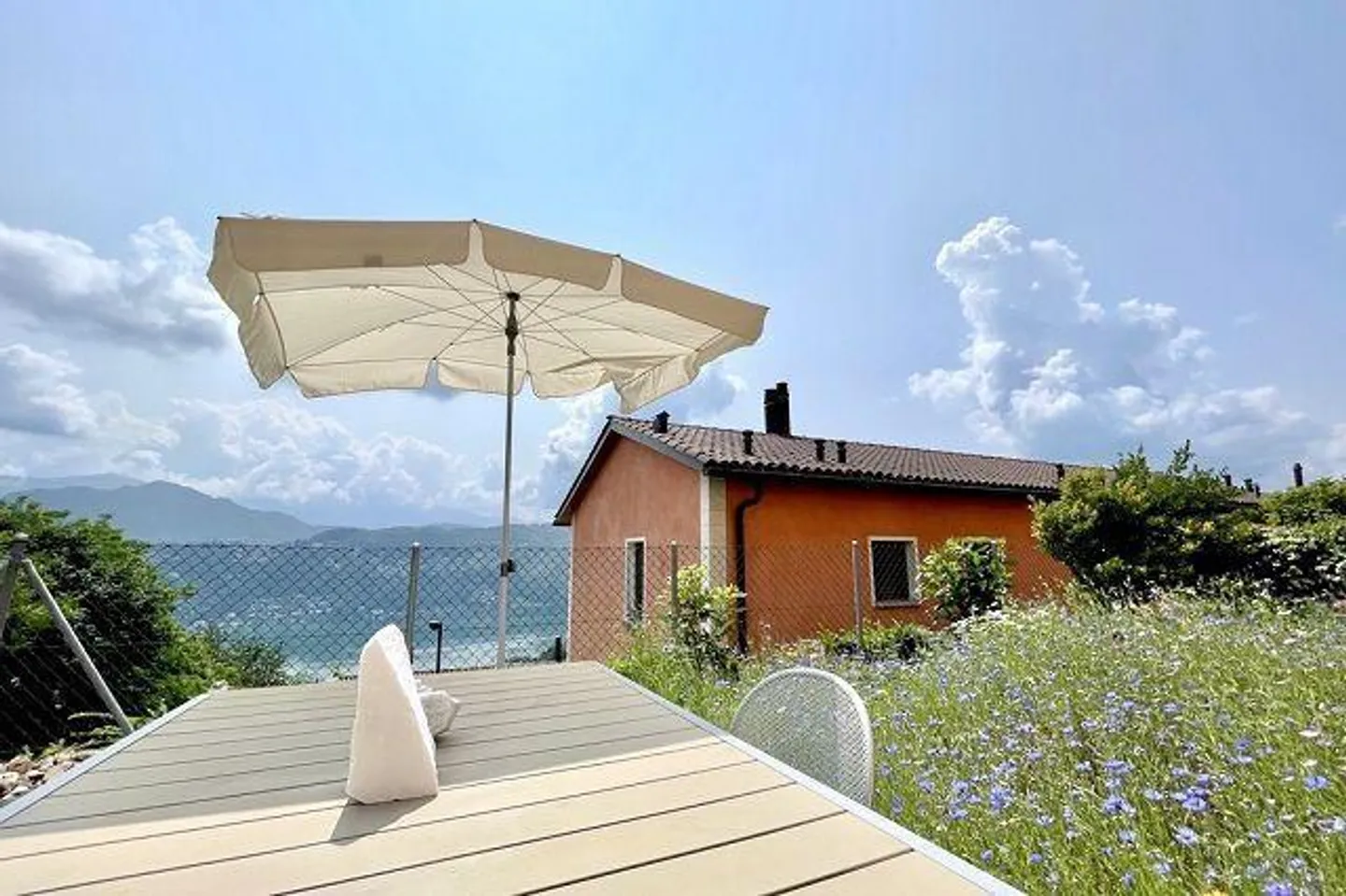 Appartement 3 1/2 au rez-de-chaussée avec terrasse et prairie fleurie avec vue sur le lac - Photo 14 sur 23