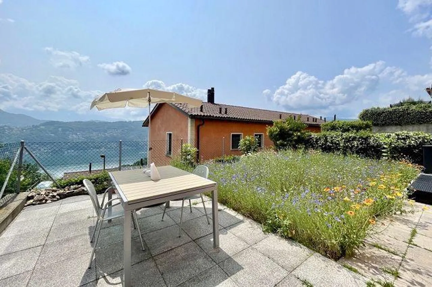 Appartement 3 1/2 au rez-de-chaussée avec terrasse et prairie fleurie avec vue sur le lac - Photo 16 sur 23