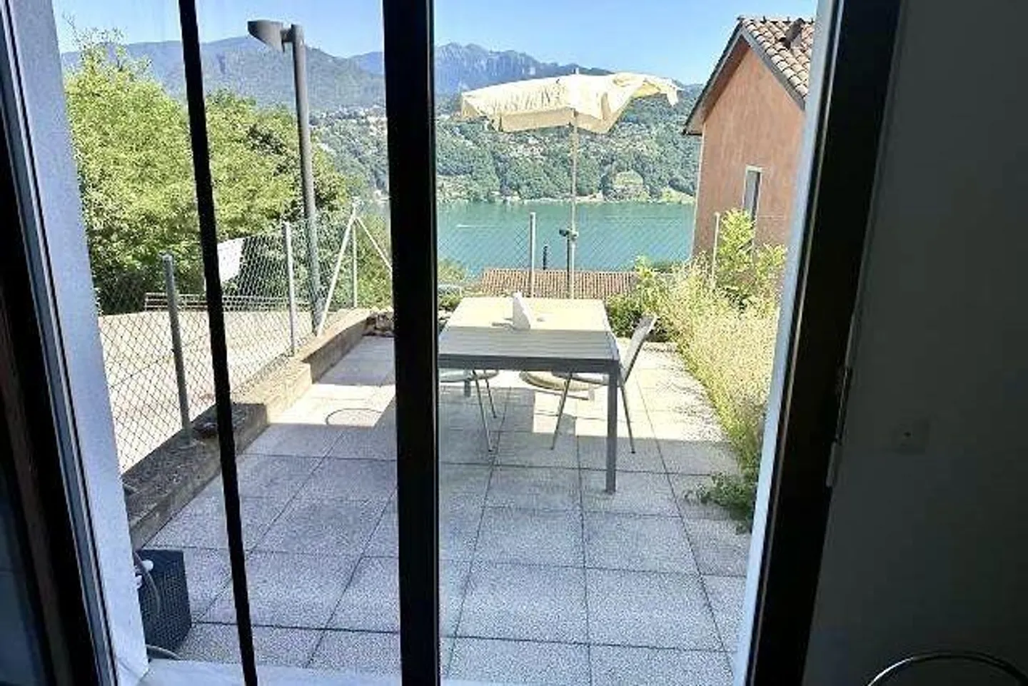 Appartement 3 1/2 au rez-de-chaussée avec terrasse et prairie fleurie avec vue sur le lac - Photo 17 sur 23