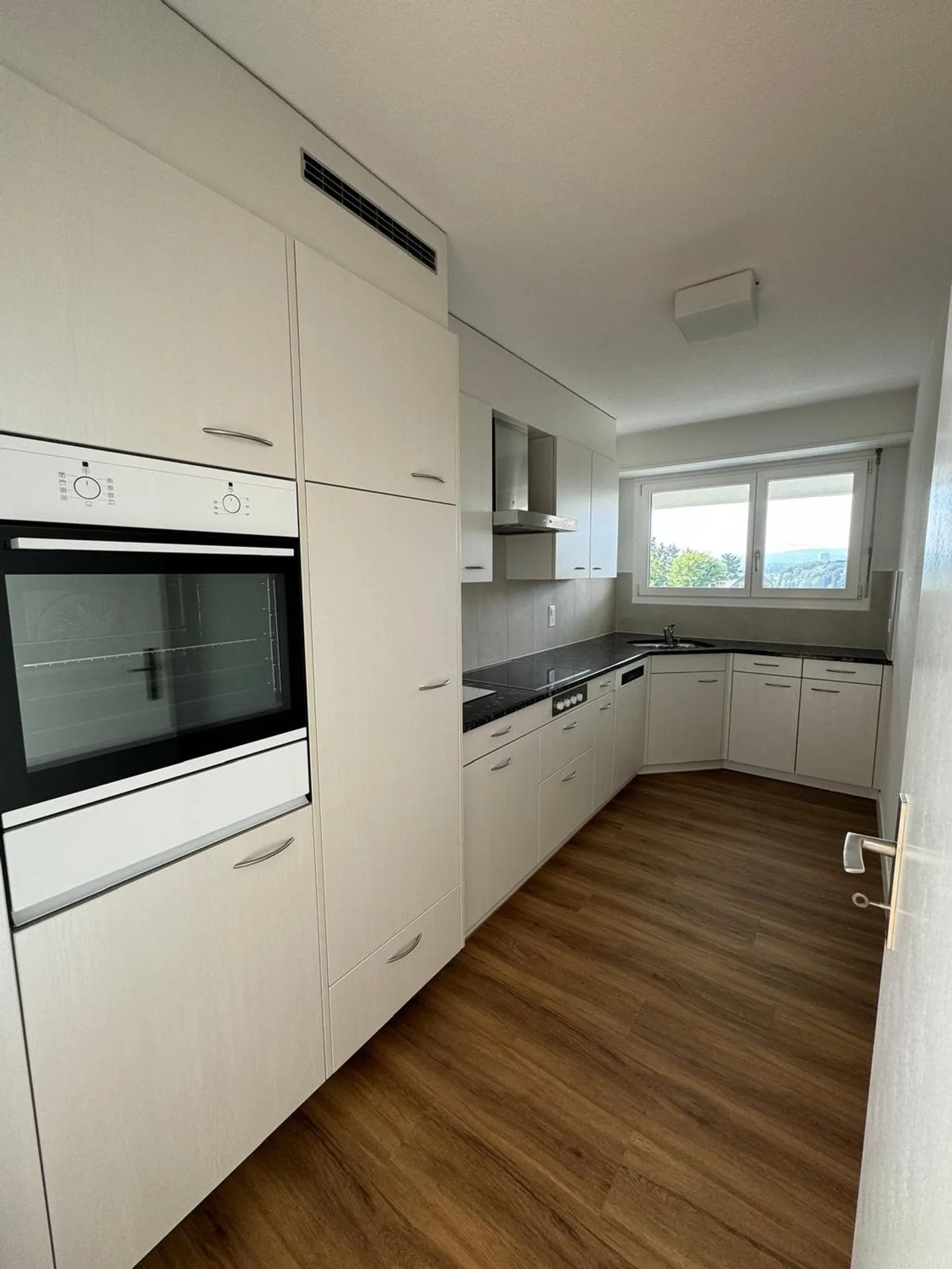 Attractive 4.5-room apartment with balcony in the best location of Ittigen - Photo 2 of 9