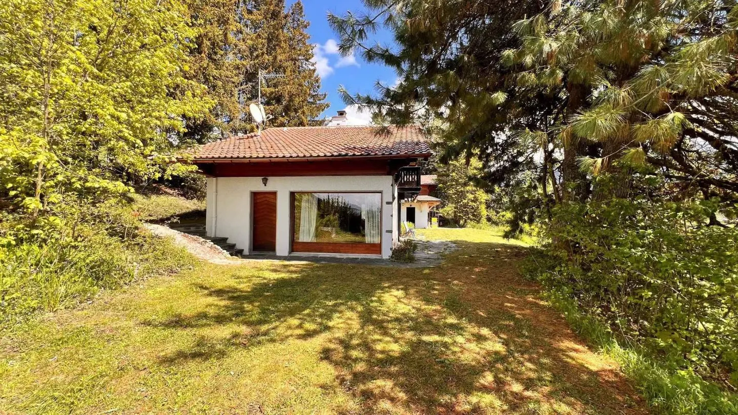SCHÖNES CHALET MIT 5 ZIMMERN, EINER ABHÄNGIGKEIT UND 2 GESCHLOSSENEN GARAGEN - Foto 10 von 11
