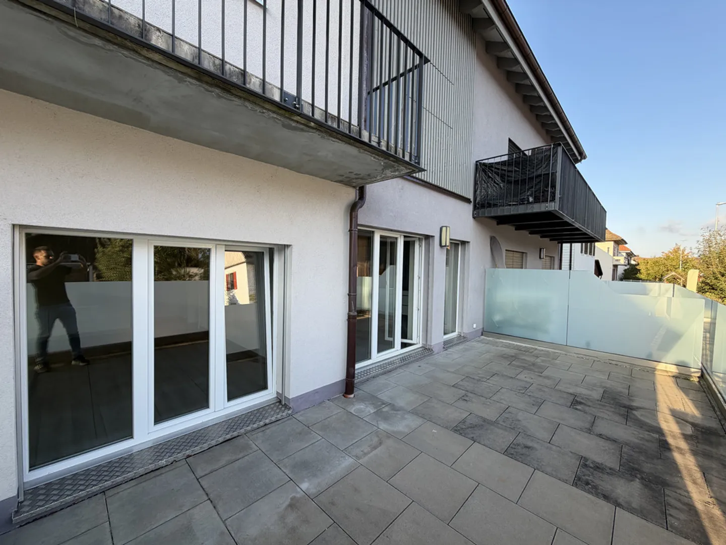 Appartement Charmant avec Terrasse - Photo 2 sur 10