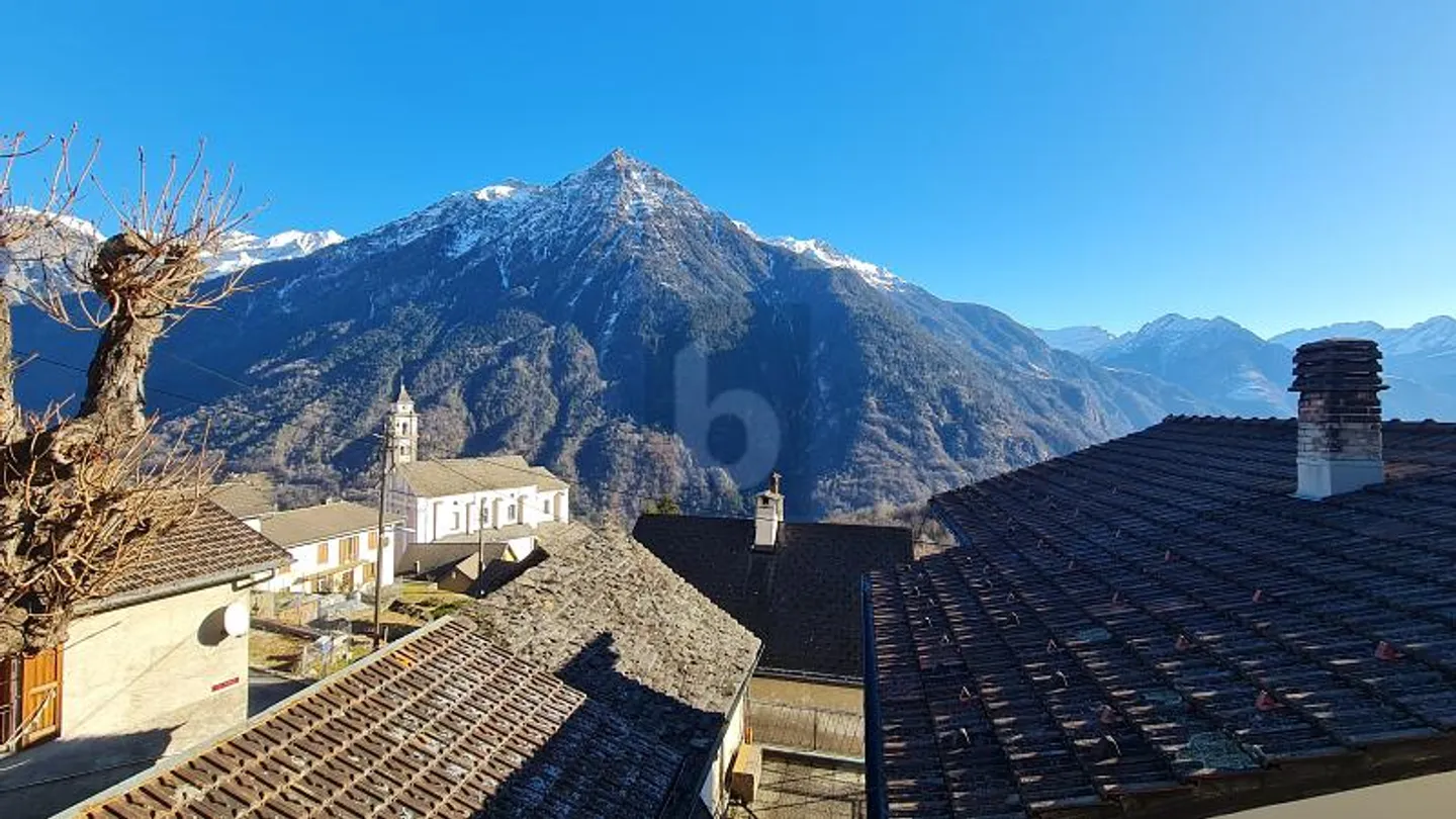 SPAZIOSA E SOLEGGIATA CON VISTA SULLE MONTAGNE - Foto 1 di 6