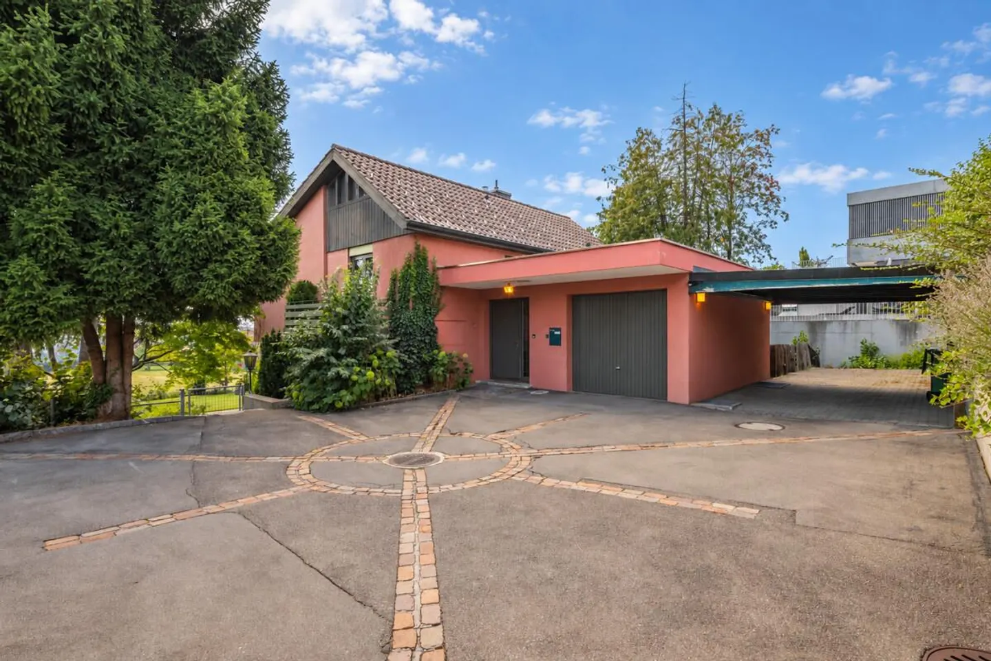 Single-family house in Pfäffikon ZH with potential - Photo 1 of 7