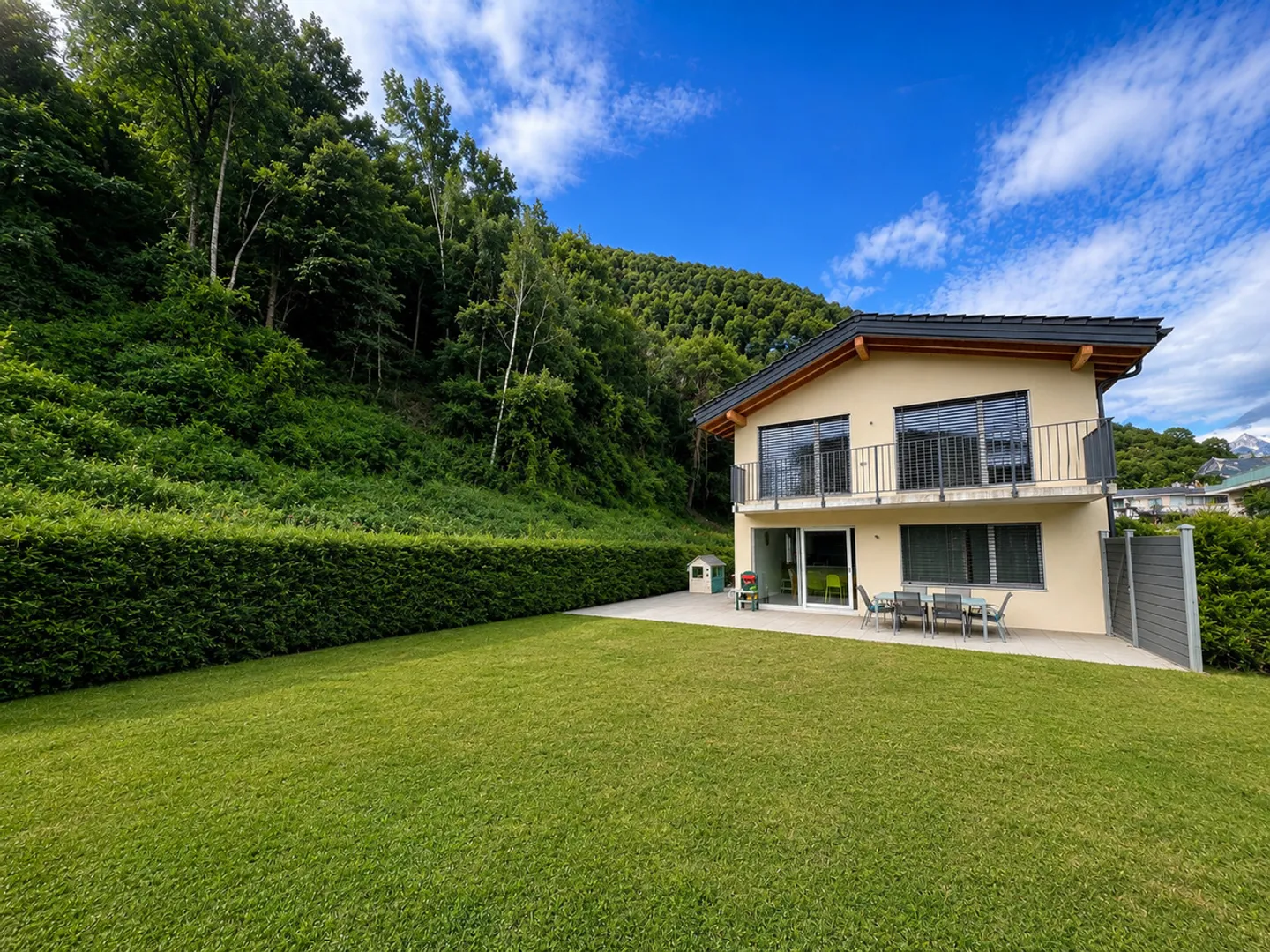 Moderne Villa mit großem Garten - Foto 1 von 10