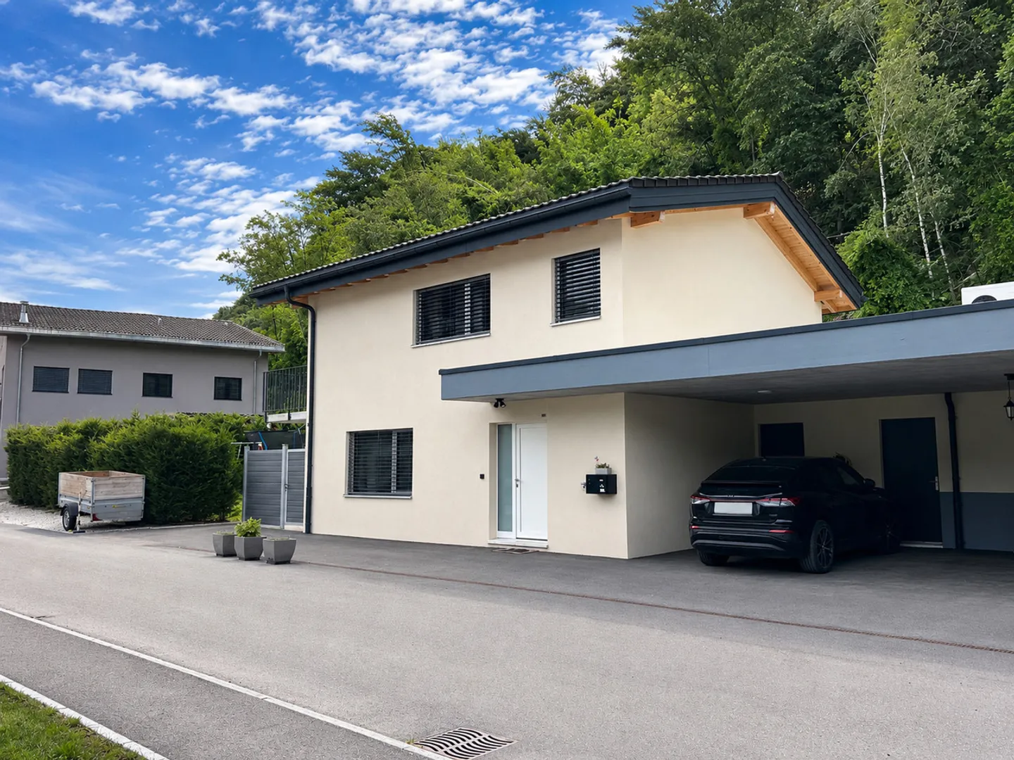 Moderne Villa mit großem Garten - Foto 4 von 10