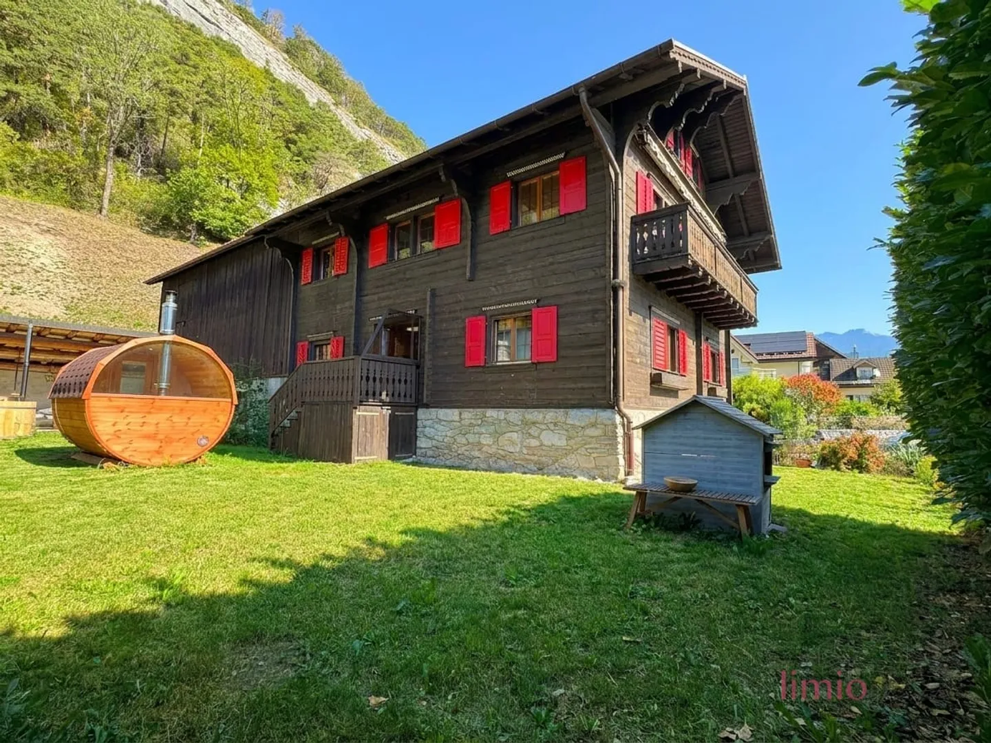 A RARE OPPORTUNITY: Completely renovated chalet with a separate apartment just 5 minutes from Chur - Photo 4 of 13