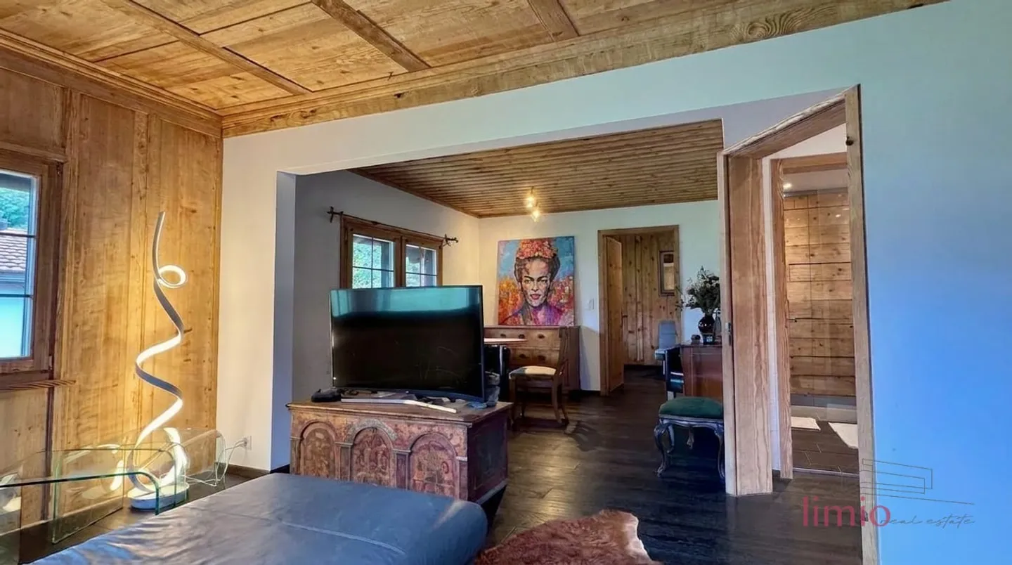 A RARE OPPORTUNITY: Completely renovated chalet with a separate apartment just 5 minutes from Chur - Photo 5 of 13