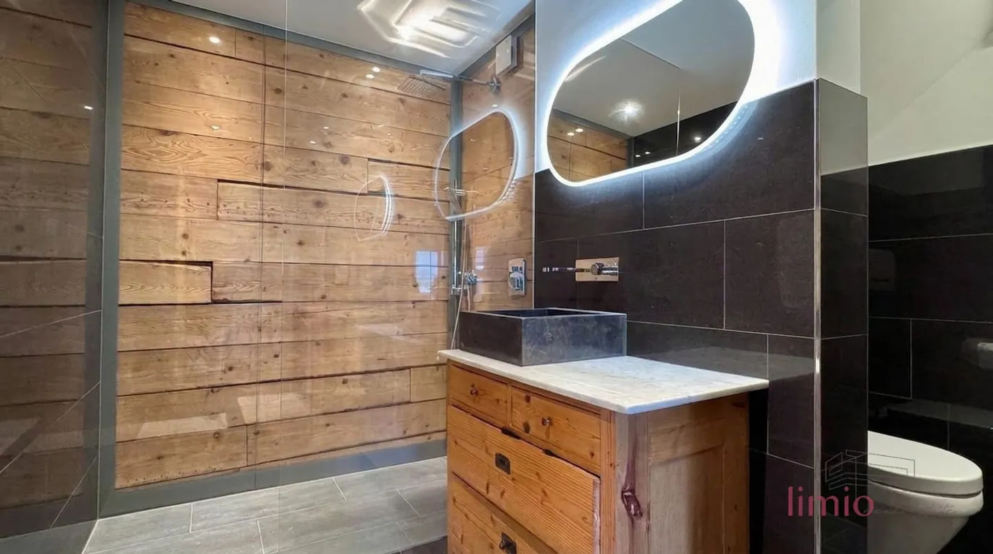 A RARE OPPORTUNITY: Completely renovated chalet with a separate apartment just 5 minutes from Chur - Photo 6 of 13