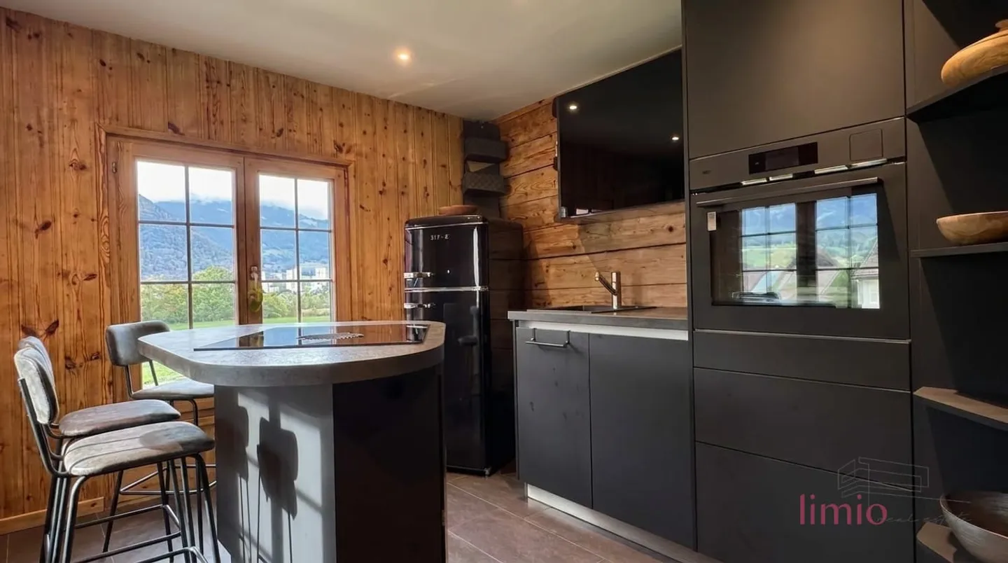 A RARE OPPORTUNITY: Completely renovated chalet with a separate apartment just 5 minutes from Chur - Photo 7 of 13