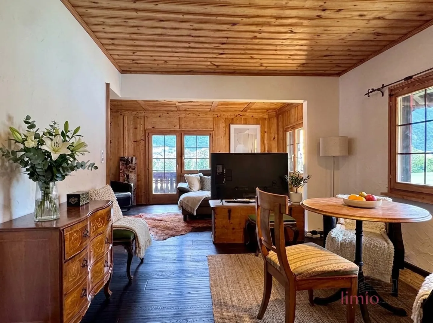 A RARE OPPORTUNITY: Completely renovated chalet with a separate apartment just 5 minutes from Chur - Photo 8 of 13