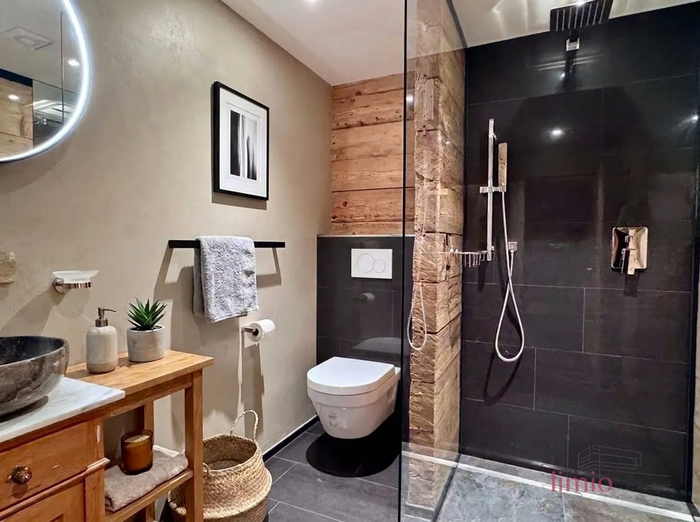 A RARE OPPORTUNITY: Completely renovated chalet with a separate apartment just 5 minutes from Chur - Photo 10 of 13