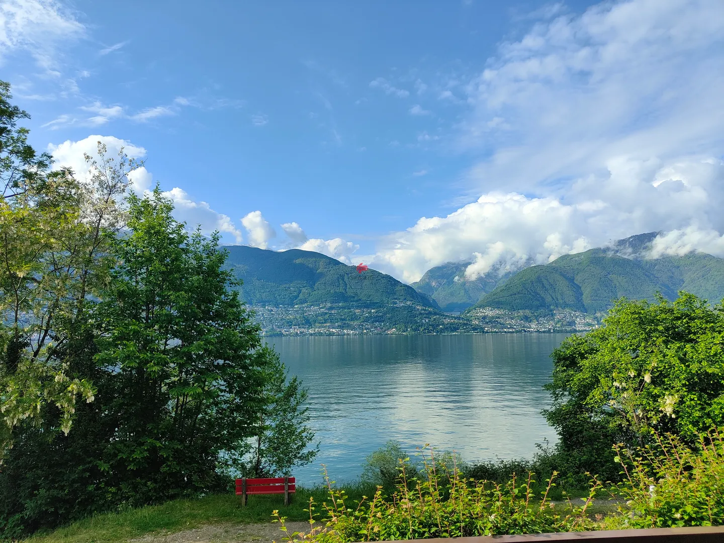 The lakeshore practically at your feet - Photo 3 of 11