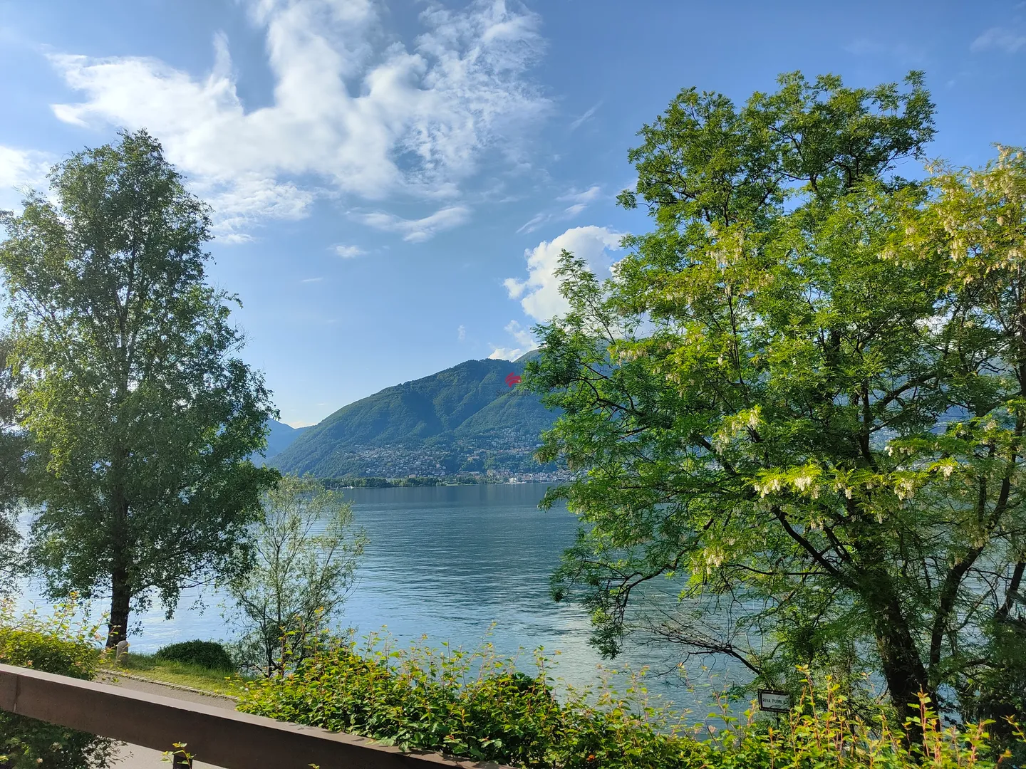 The lakeshore practically at your feet - Photo 9 of 11