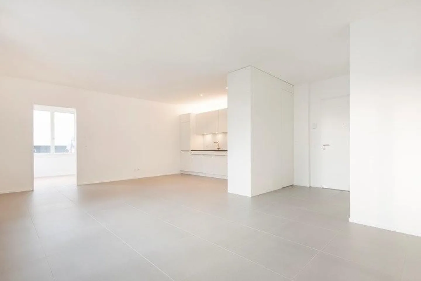 Modern apartment with garden seating area - Photo 3 of 11