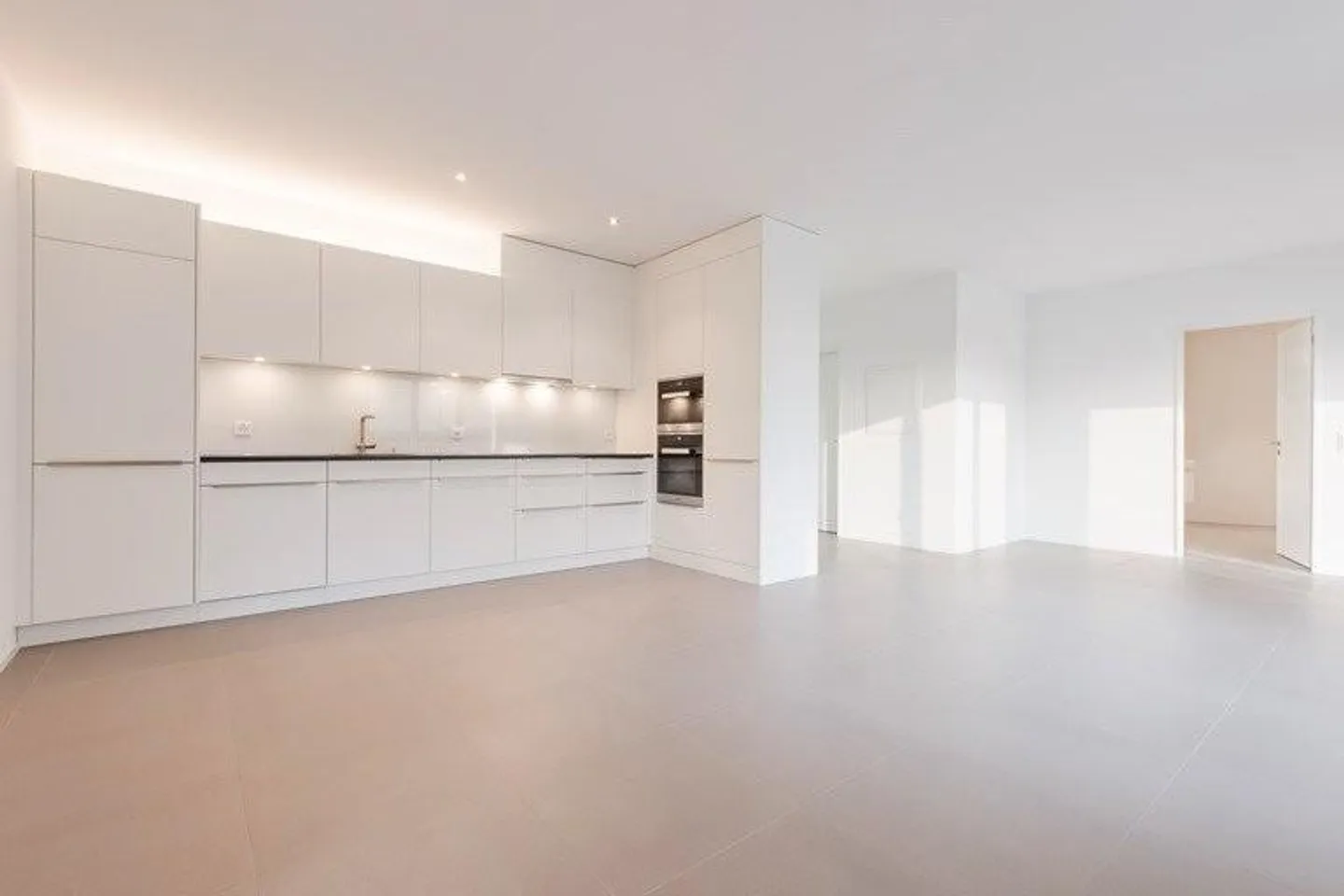 Modern apartment with garden seating area - Photo 4 of 11