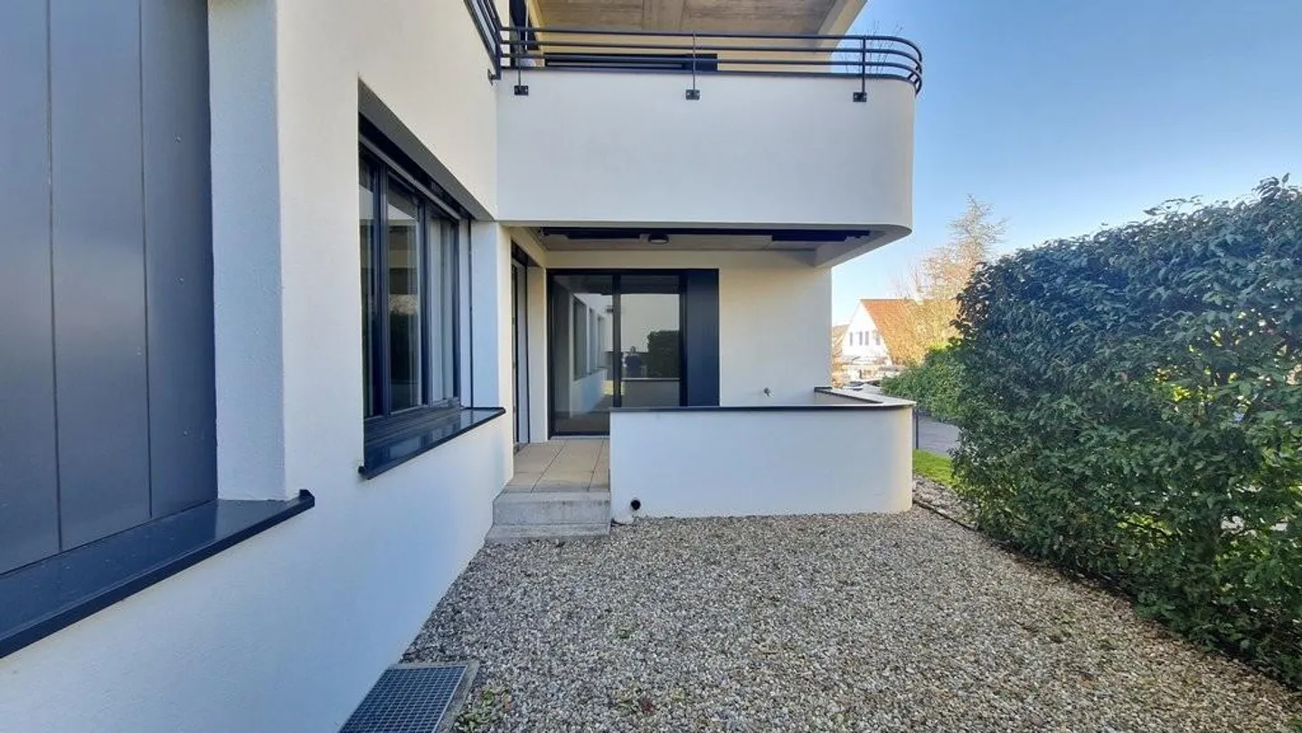 Modern apartment with garden seating area - Photo 11 of 11
