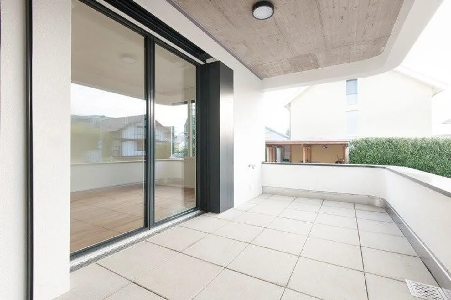 Modern apartment with garden seating area - Photo 10 of 11