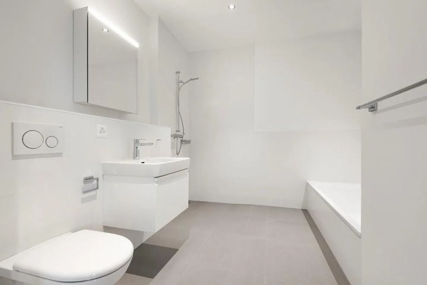 Modern apartment with garden seating area - Photo 8 of 11