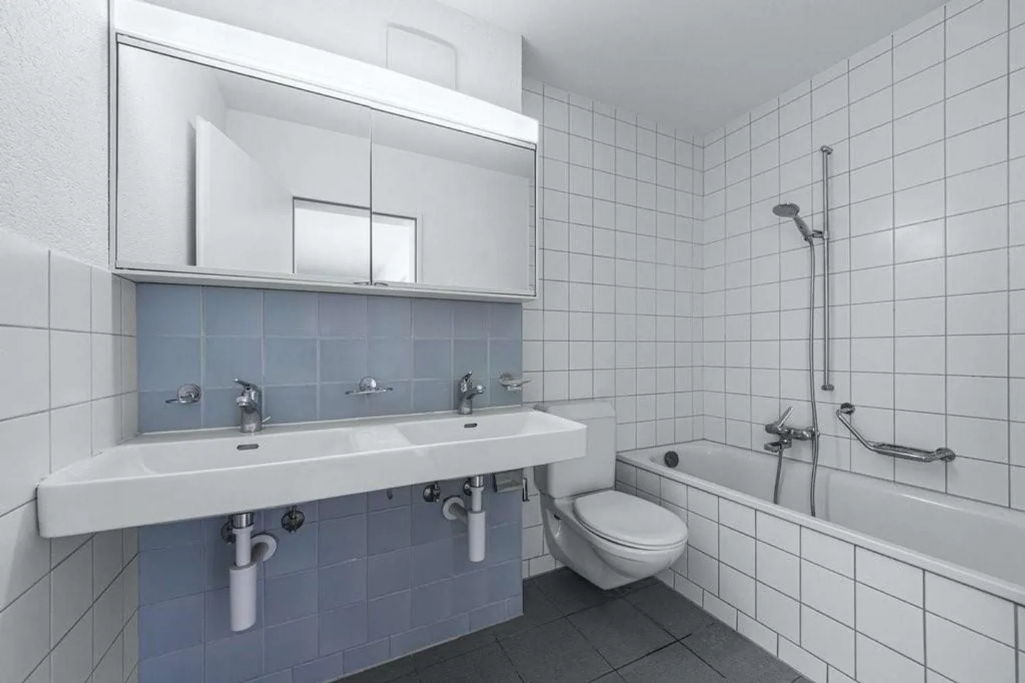Appartement confortable de 2,5 pièces dans un quartier familial - Photo 3 sur 4