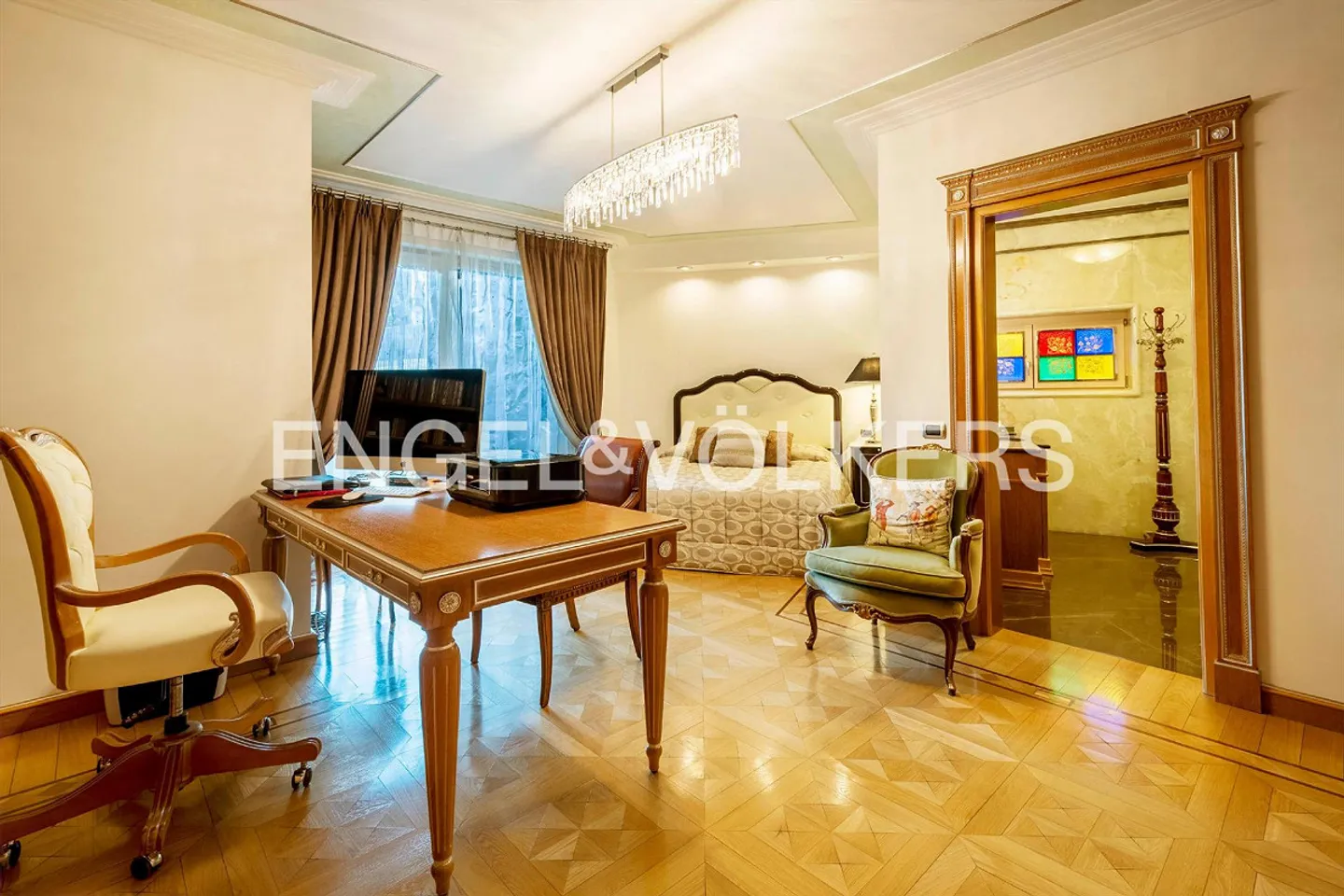 High-quality apartment in close proximity to the center - Photo 8 of 14