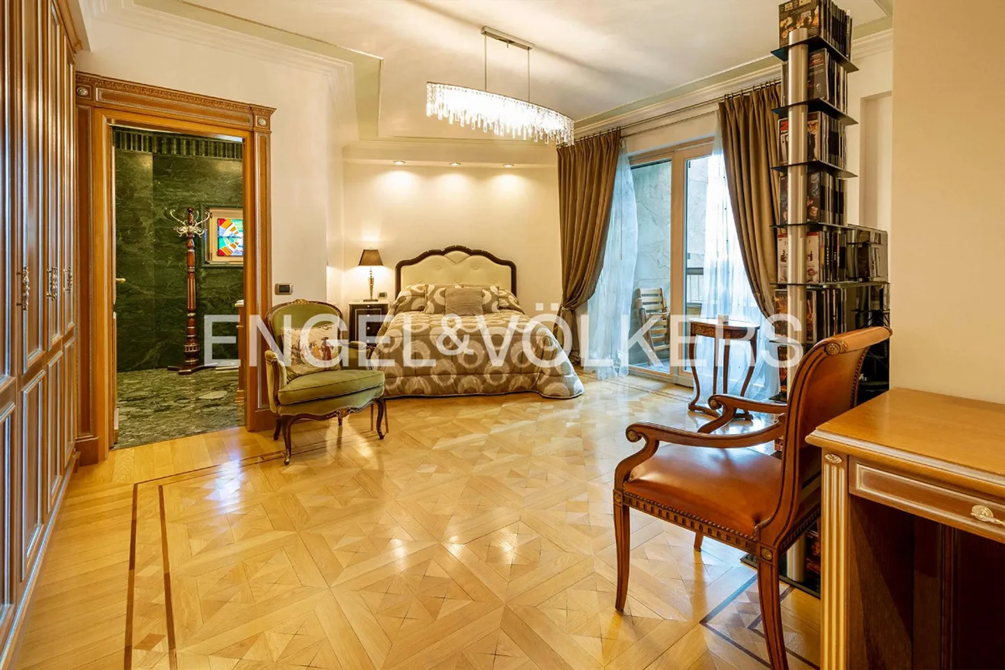 High-quality apartment in close proximity to the center - Photo 9 of 14