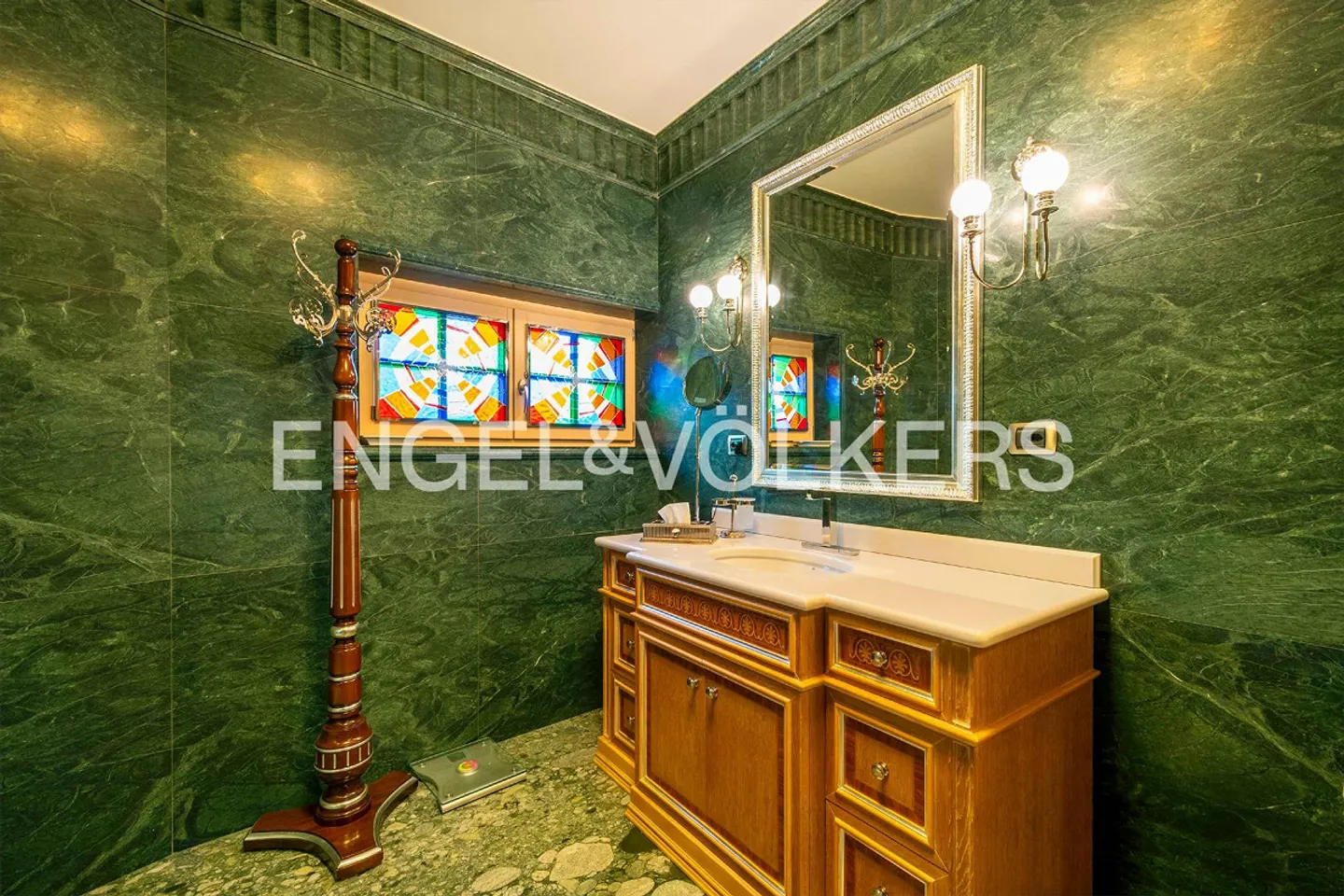 High-quality apartment in close proximity to the center - Photo 10 of 14