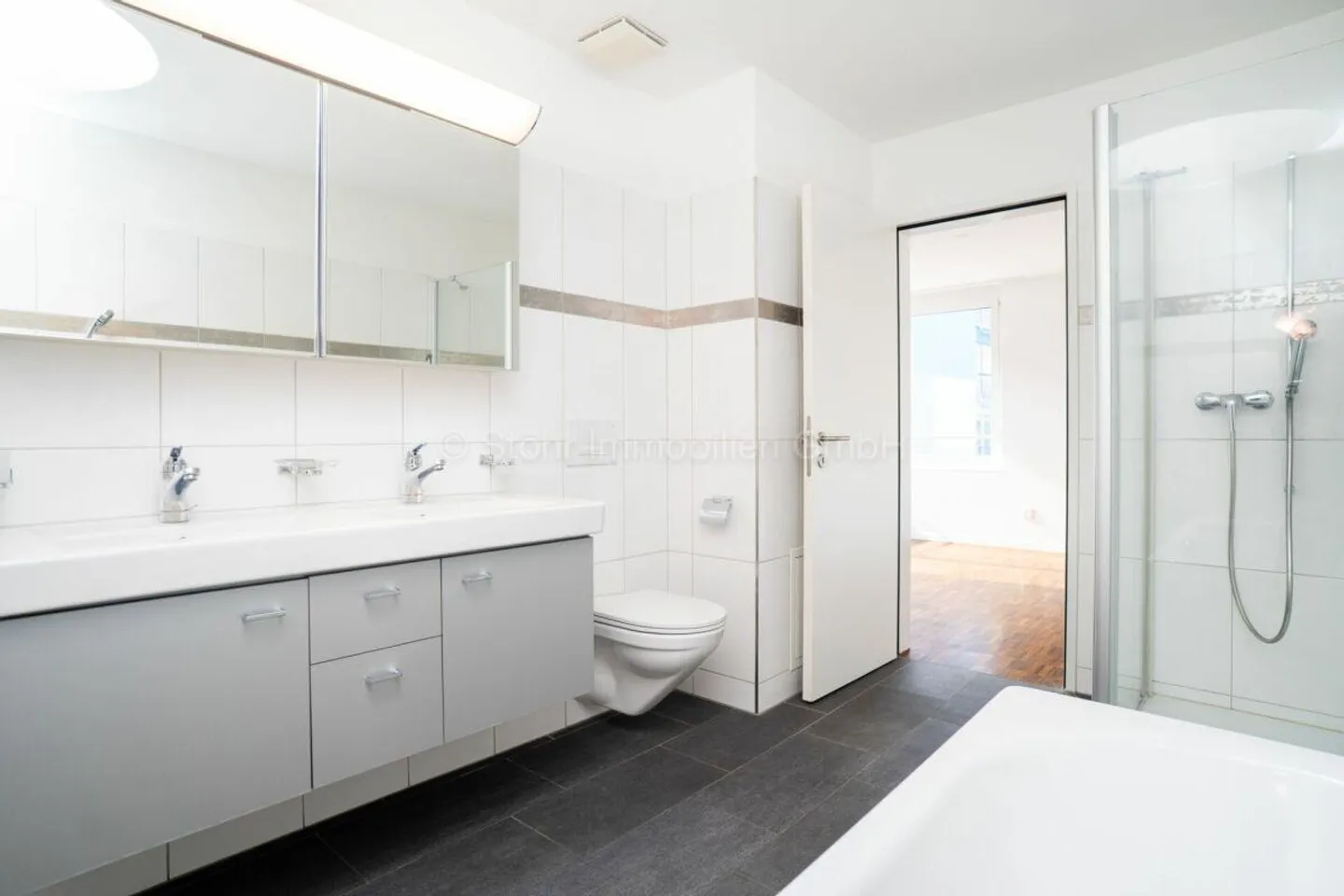 Maison de ville spacieuse de 5,5 pièces avec annexe supplémentaire - Photo 10 sur 24