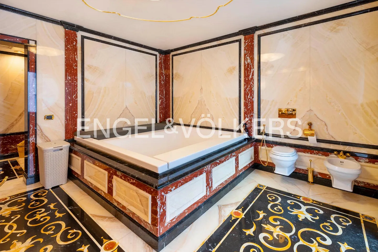 High-quality apartment in close proximity to the center - Photo 12 of 14