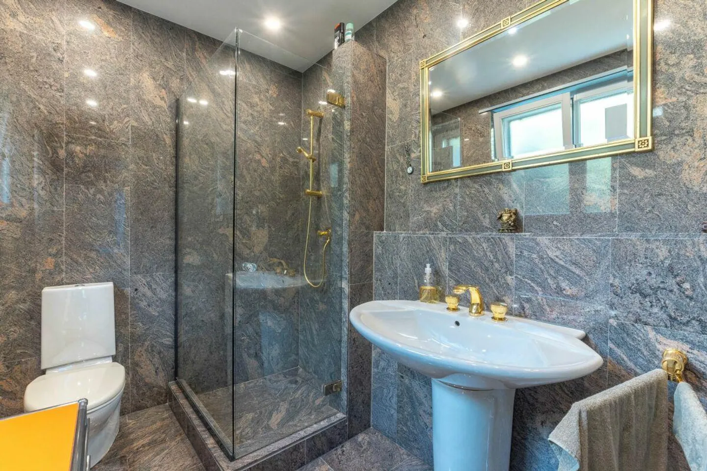 Quiet yet centrally located single-family house in Interlaken - Photo 9 of 11