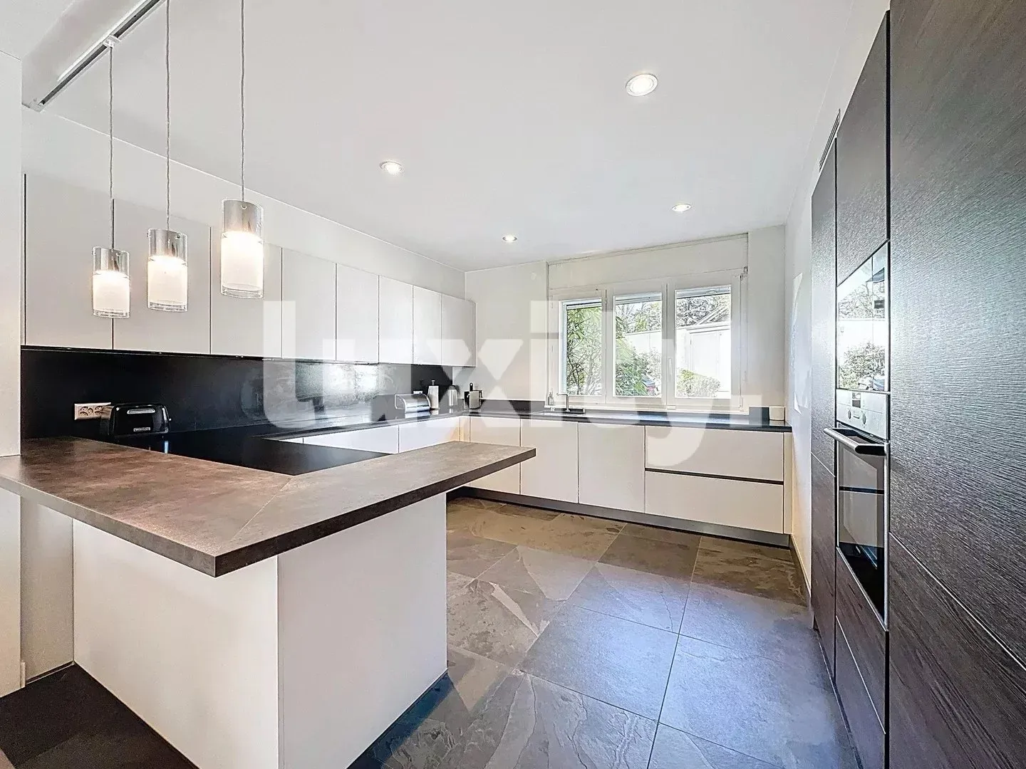 Extraordinary property on the lakeshore with private dock - Photo 5 of 6