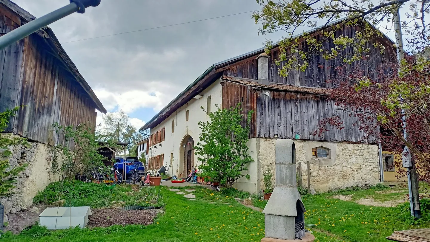 Belle ferme avec deux appartements de 300 m2 et 220 m2 de grange et de paddock - Photo 7 sur 42